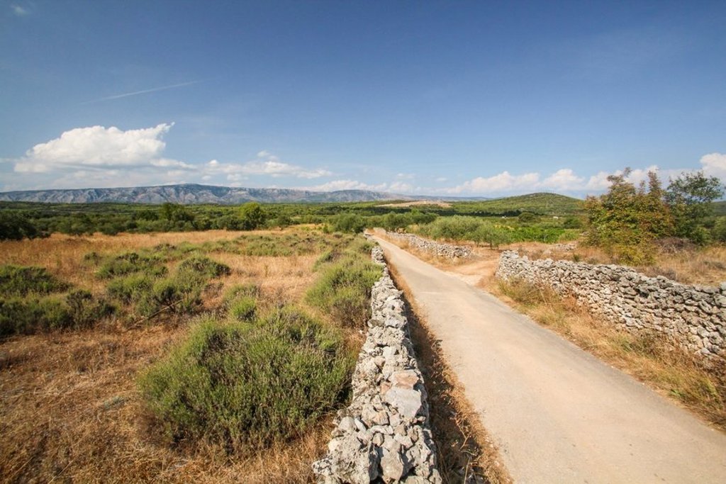Groepsrondreis Fietsvakantie Balkan: fietsen langs de Kroatische kust met uitzicht op zee en eilanden.
