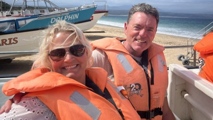 Annemarie en reisgenoot met reddingsvesten tijdens een boottocht langs de Zuid-Afrikaanse kust.