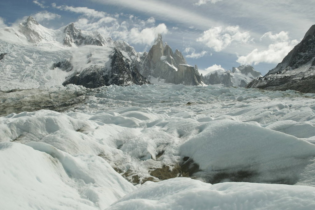 Gletsjerlandschap met besneeuwde bergtoppen in Patagonië tijdens een groepsrondreis door Argentinië.