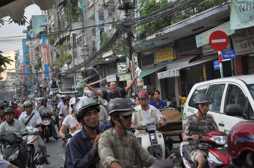Drukke straat met veel scooters en verkeer in Vietnam tijdens een groepsrondreis.