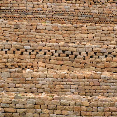 Gestapelde stenen muren en terrassen bij de Khami Ruins in Zimbabwe.