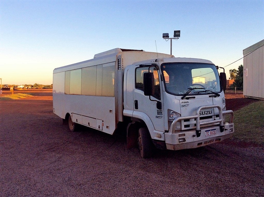 Overland truck voor groepsrondreis door West-Australië, geparkeerd bij zonsondergang.