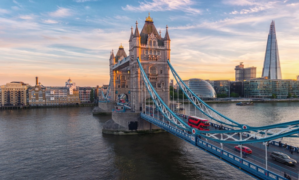 Tower Bridge in Londen bij zonsondergang, met de Theems en de skyline op de achtergrond.