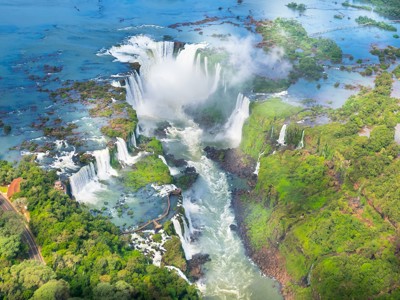 de Iguazú-watervallen op de route Brazilië en Buenos Aires, met nevel en groen regenwoud.