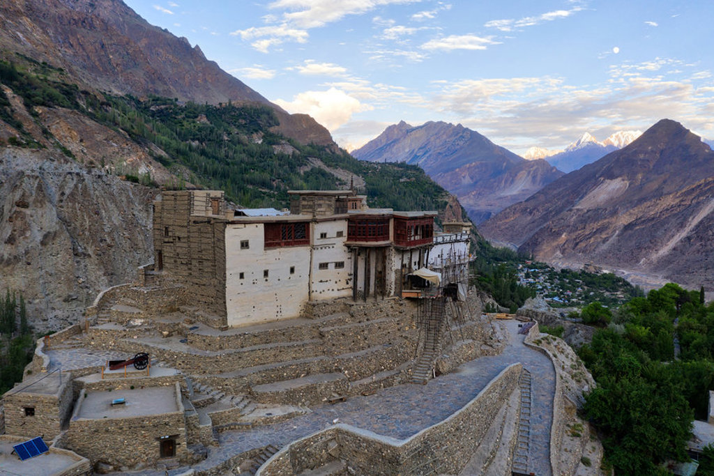 Historisch fort in de Hunza-vallei, Baltistan, met uitzicht op bergen en een groen dal in Pakistan.