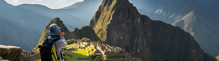 Reiziger fotografeert Machu Picchu met de Huayna Picchu-berg op de achtergrond.