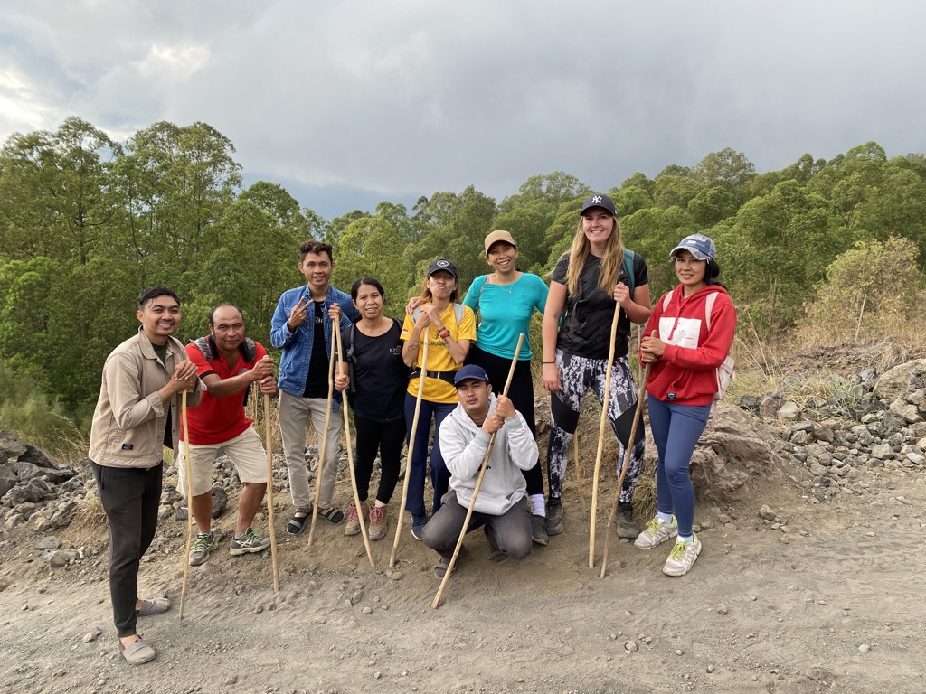 Groepsfoto van wandelaars met wandelstokken tijdens een 22-35ers rondreis in Indonesië, Bali en Lombok.