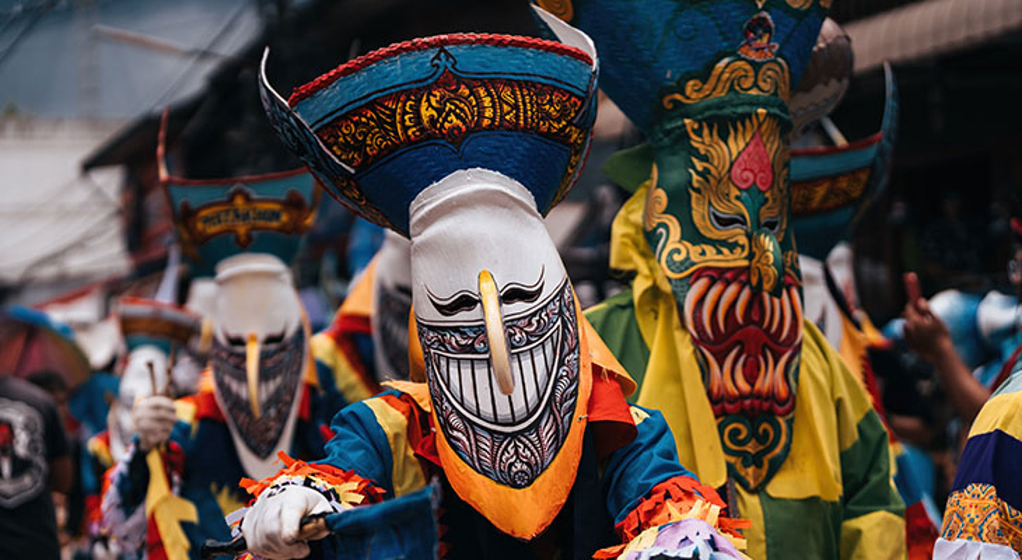 Phi Ta Khon, Geestenfeest in Dan Sai Gemaskerde deelnemers in kleurrijke kostuums tijdens een traditioneel festival in Thailand.