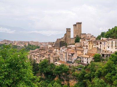 Middeleeuws dorp met kasteelruïne in de Centrale Apennijnen, Italië.