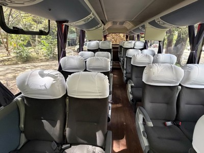 Interieur van een comfortabele touringcar voor vervoer tijdens een rondreis door Costa Rica.