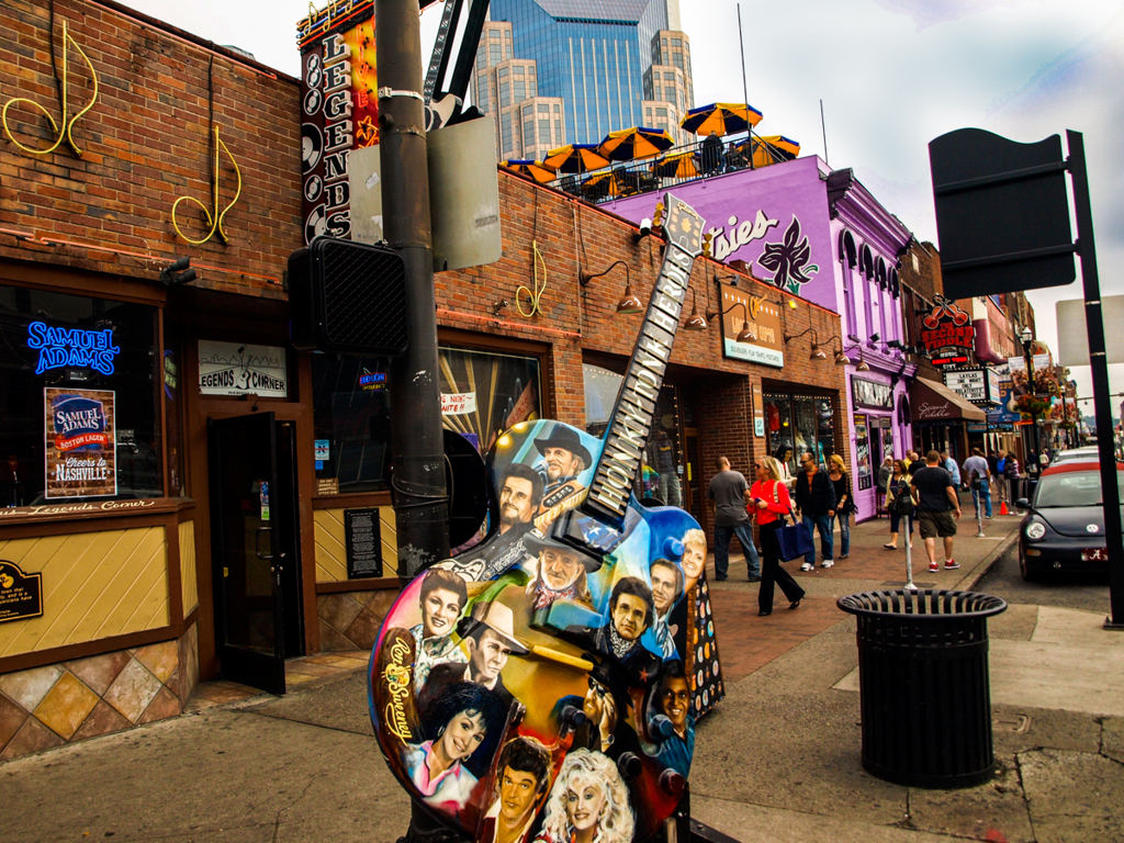 Broadway in Nashville met kleurrijke gitaar en muziekclubs tijdens rondreis door de Verenigde Staten.