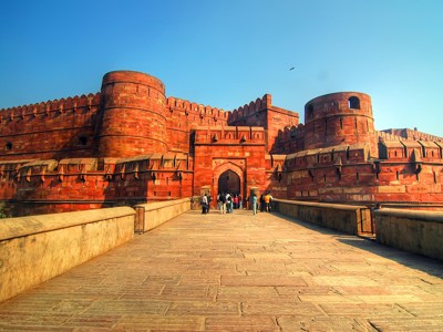Toegangspoort van het Rode Fort in Agra, Noord-India, met bezoekers op de brug.