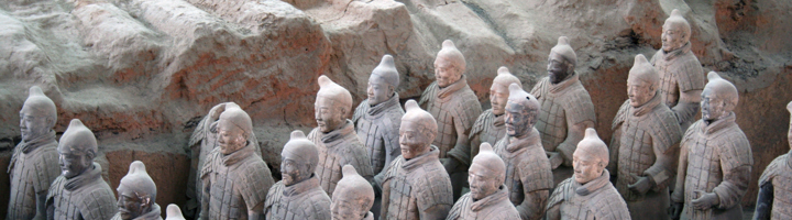 Terracotta leger met rijen kleisoldaten in een opgravingsput in Xi’an, China.