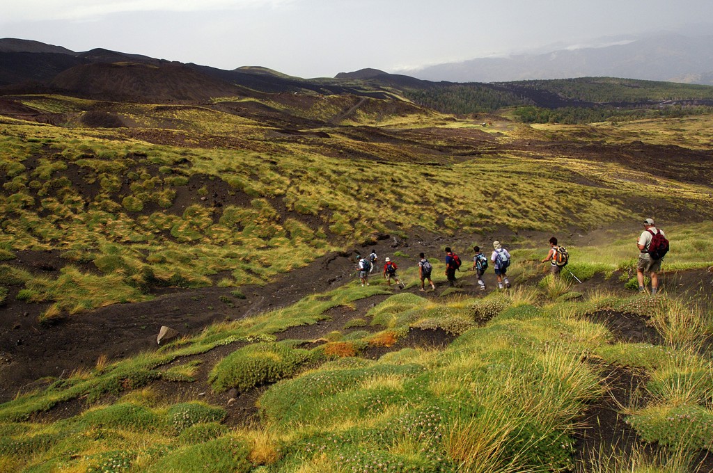 Wandelaars trekken door vulkanisch landschap op Sicilië tijdens wandelvakantie Italië – Sicilië en de Eolische Eilanden.