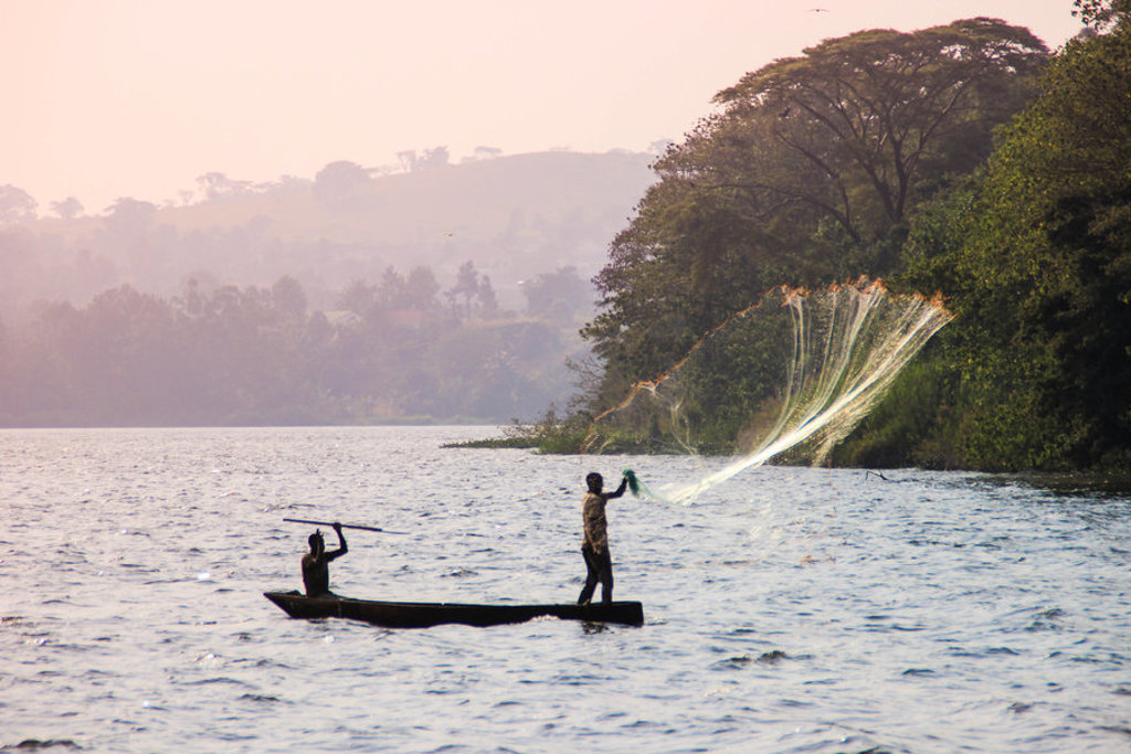 Vissers in een kano werpen een net op Lake Victoria tijdens een groepsrondreis Kenia en Tanzania.