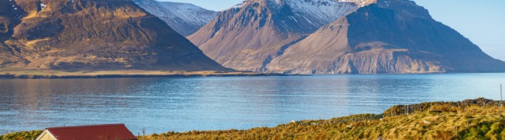 Uitzicht op de fjord en besneeuwde bergen bij Borgarfjörður Eystri, IJsland.