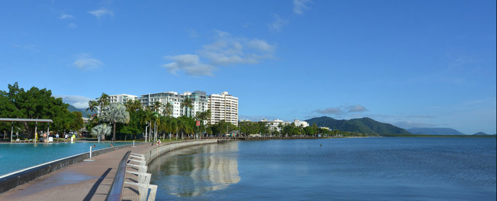 Boulevard langs de kust in Cairns met palmbomen, hotels en bergen op de achtergrond tijdens een 22-35ers reis Australië.