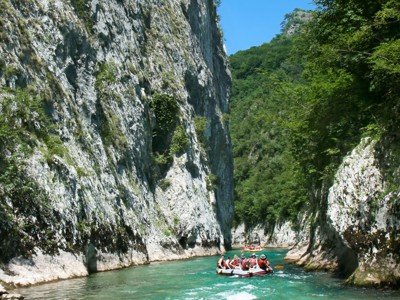 Rafting in een smalle rivierkloof met hoge rotswanden in Bosnië & Herzegovina.