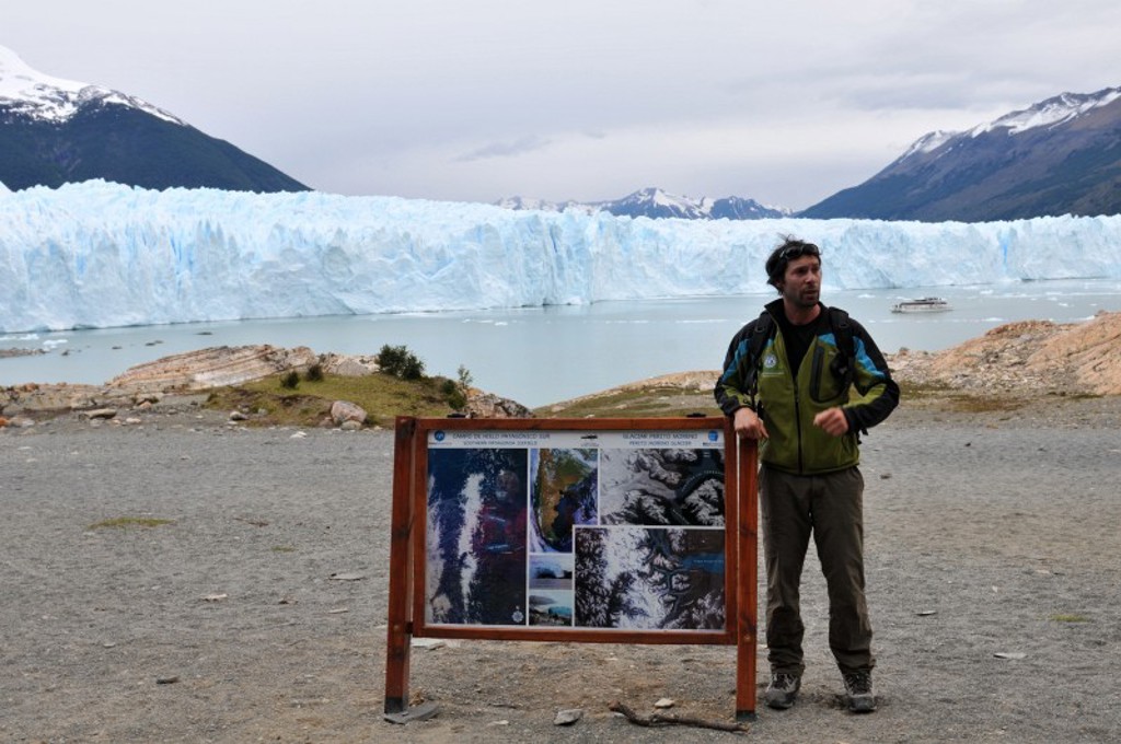 Gids bij de Perito Moreno-gletsjer in Patagonië, met uitzicht op het ijsfront en het gletsjermeer.