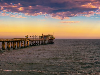 Pier met vissershuisje bij zonsondergang aan de Atlantische kust van Zuidelijk Afrika.