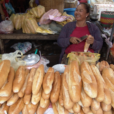 Broodkraam op de markt in Luang Prabang tijdens de kookcursus incl. lunch.