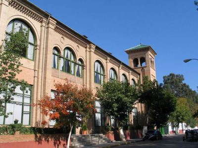 Historisch gebouw met boogramen en toren in Andalusië tijdens de familiereis van 9 dagen.