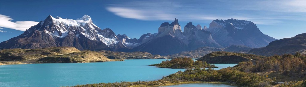 Panorama van Torres del Paine met turquoise meer en besneeuwde bergtoppen in Patagonië.
