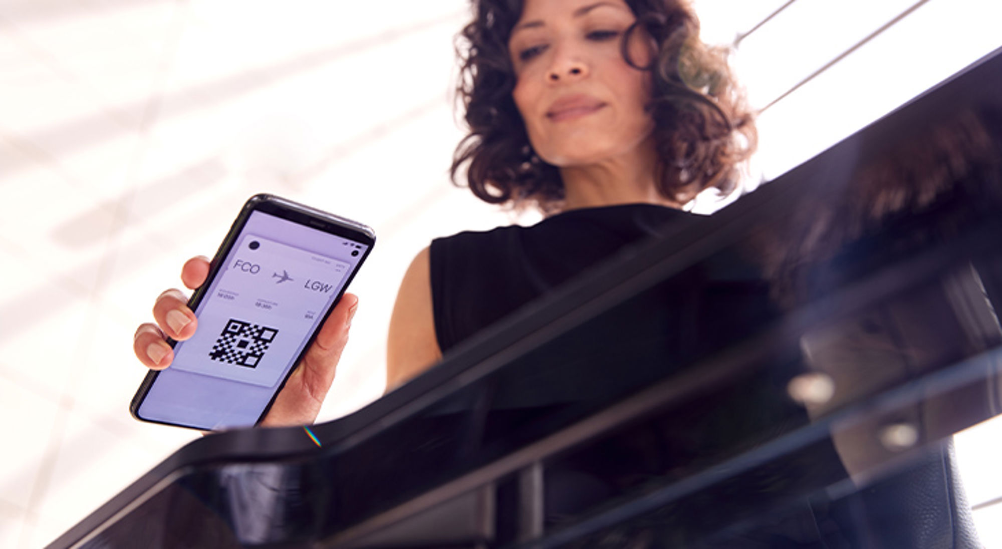 Digitale boarding pass Reiziger scant digitale boardingpass met QR-code op smartphone bij de gate.