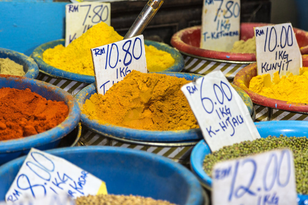Kleurrijke kruiden en specerijen op een lokale markt tijdens een groepsrondreis Kenia, Tanzania en Zanzibar.