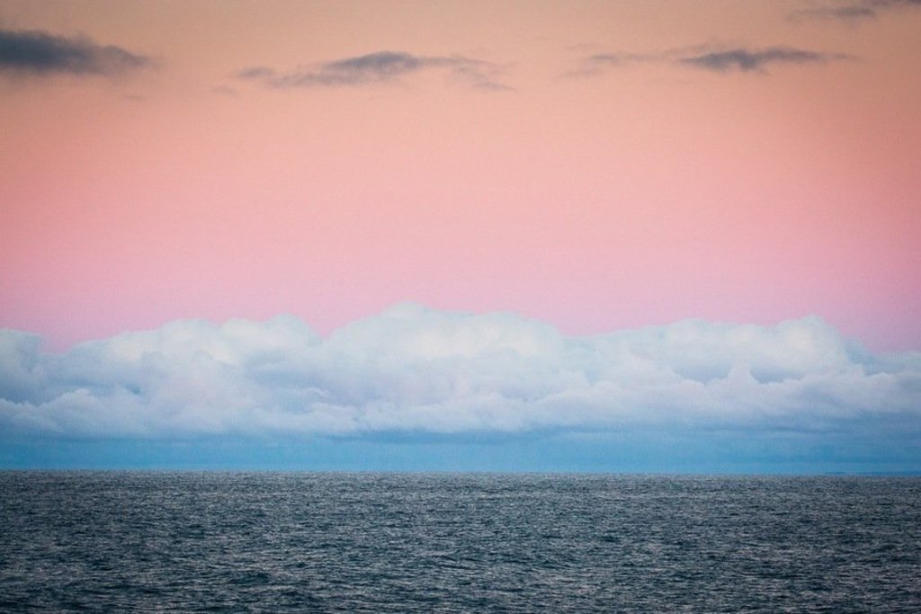 Noorderlicht boven de ijzige kust van Groenland tijdens een groepsrondreis.