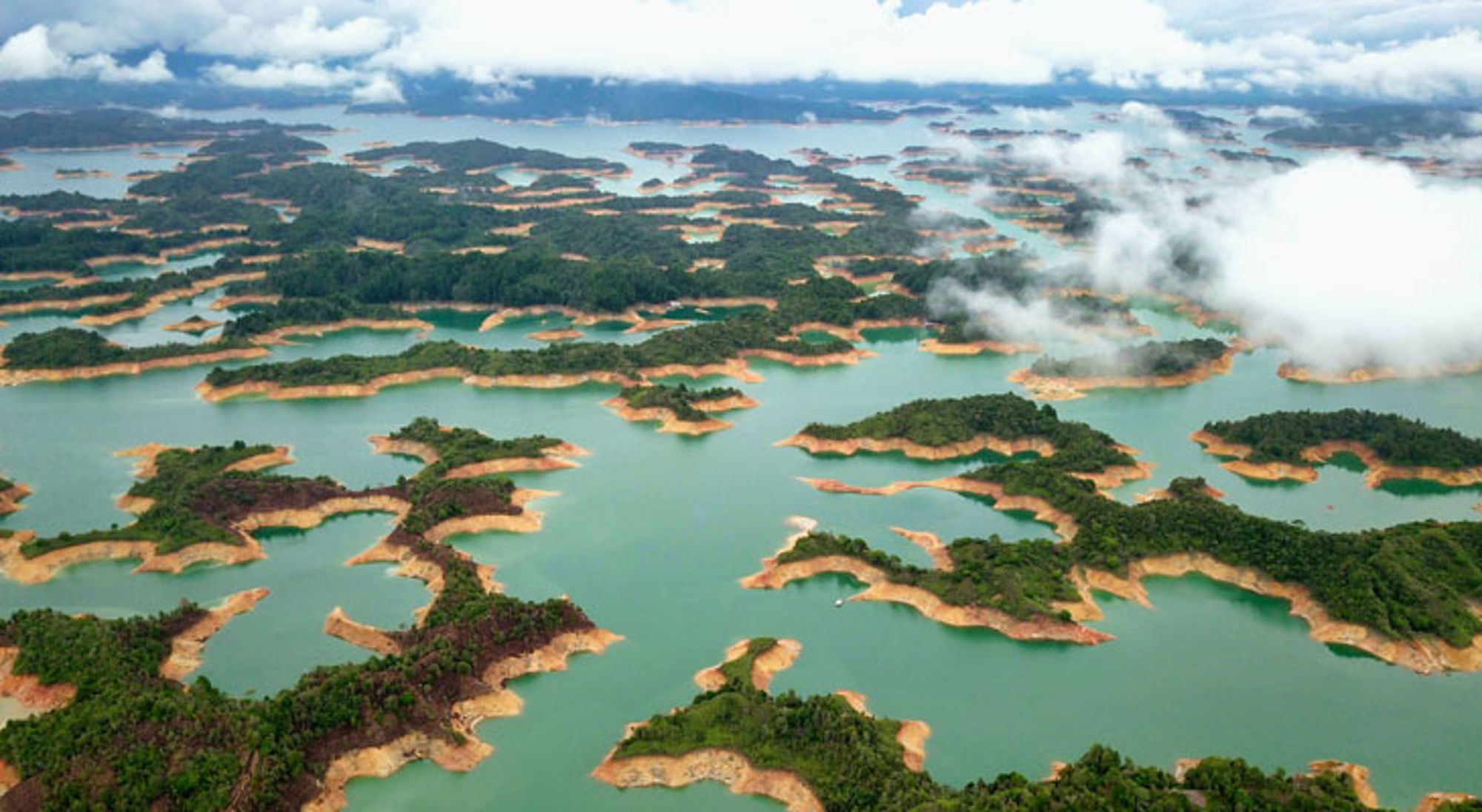 het Guatapé-reservoir met groene eilandjes en turquoise water bij Medellín, Colombia.