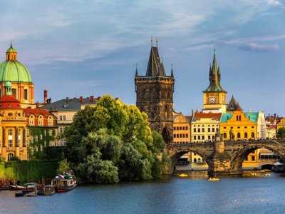Skyline van Praag met de torens van de Karelsbrug tijdens de fietsreis van Praag naar Wenen.