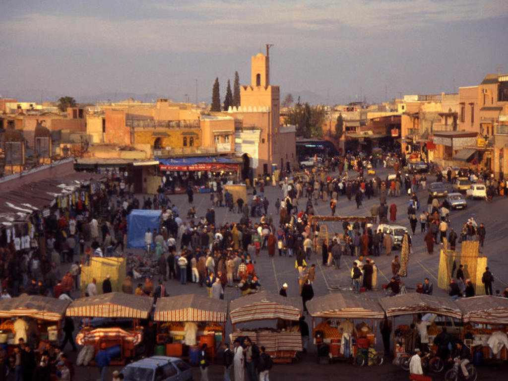 Drukke markt op het Djemaa el Fna-plein in Marrakech tijdens groepsrondreis Marokko Totaal.