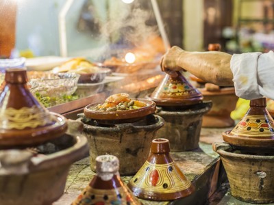 Marokkaanse tajine met groenten op het vuur in een restaurant, Route Marokko.