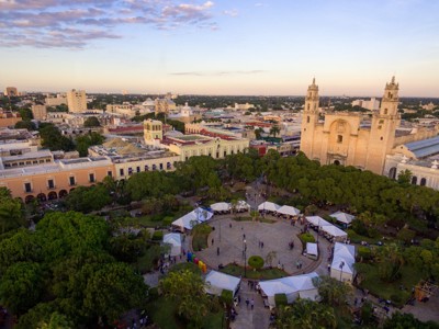 Uitzicht op het centrale plein van Mérida met de kathedraal, tijdens route Mexico.