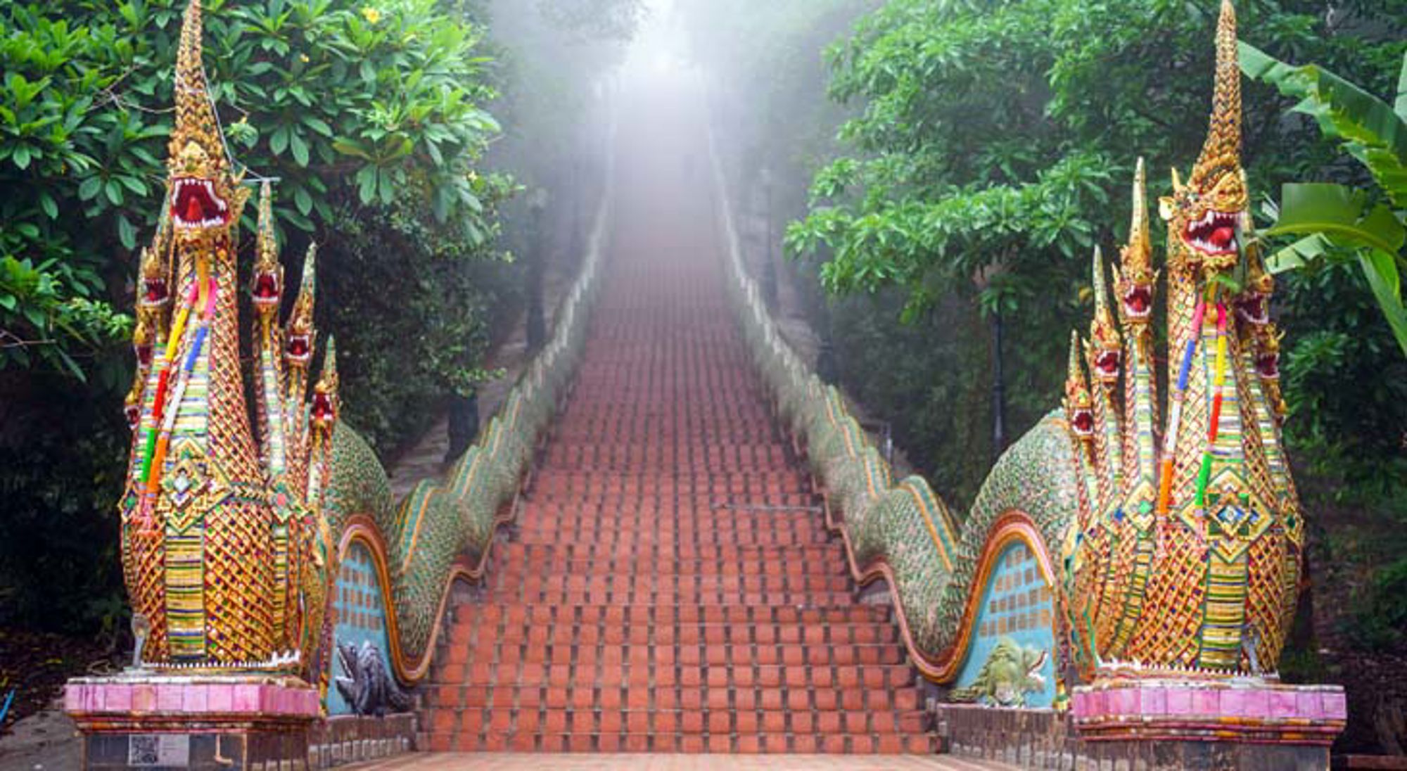 Traditionele Thaise tempel met rijk versierde gevel en puntdak in Thailand.