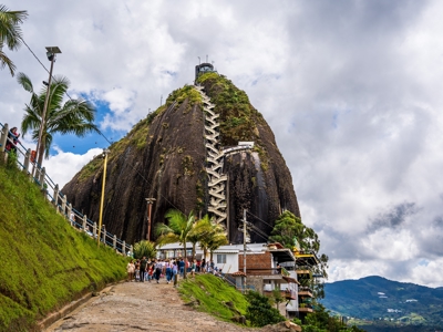 Trap langs de rots van El Peñol bij Guatapé, Colombia, met uitzicht over het groene heuvellandschap.