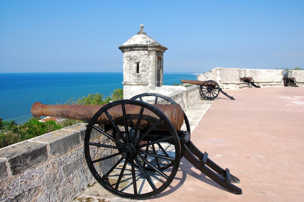 Kanonnen op het fort van Campeche met uitzicht op de Golf van Mexico.