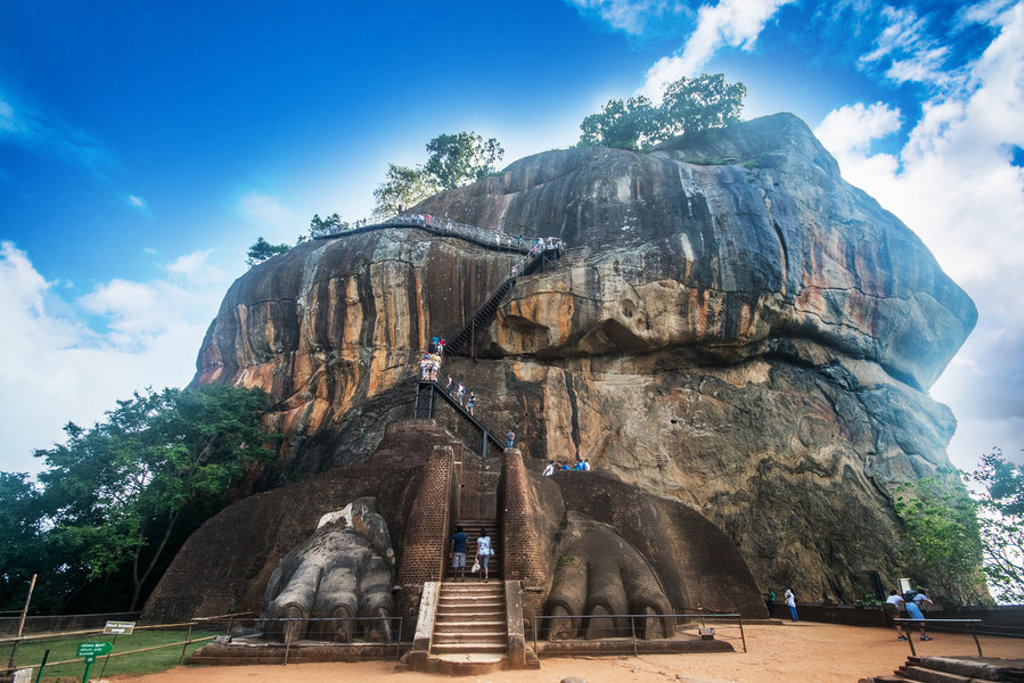 Sigiriya-rots met trap naar de top, een hoogtepunt van een familiereis door Sri Lanka.