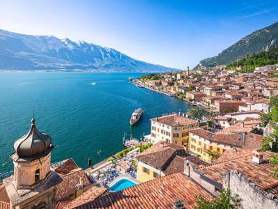 Uitzicht op Limone sul Garda aan het Gardameer met bergen en boot, route Italië & Kroatië 20 dagen.