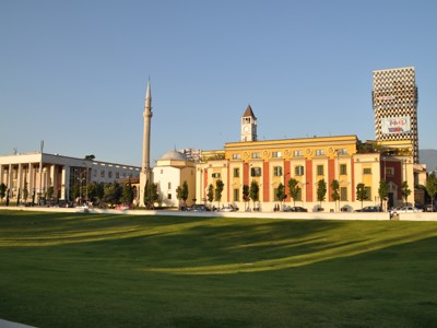Skyline van Tirana met het Skanderbegplein, de Et'hem Bey-moskee en het Nationaal Historisch Museum.