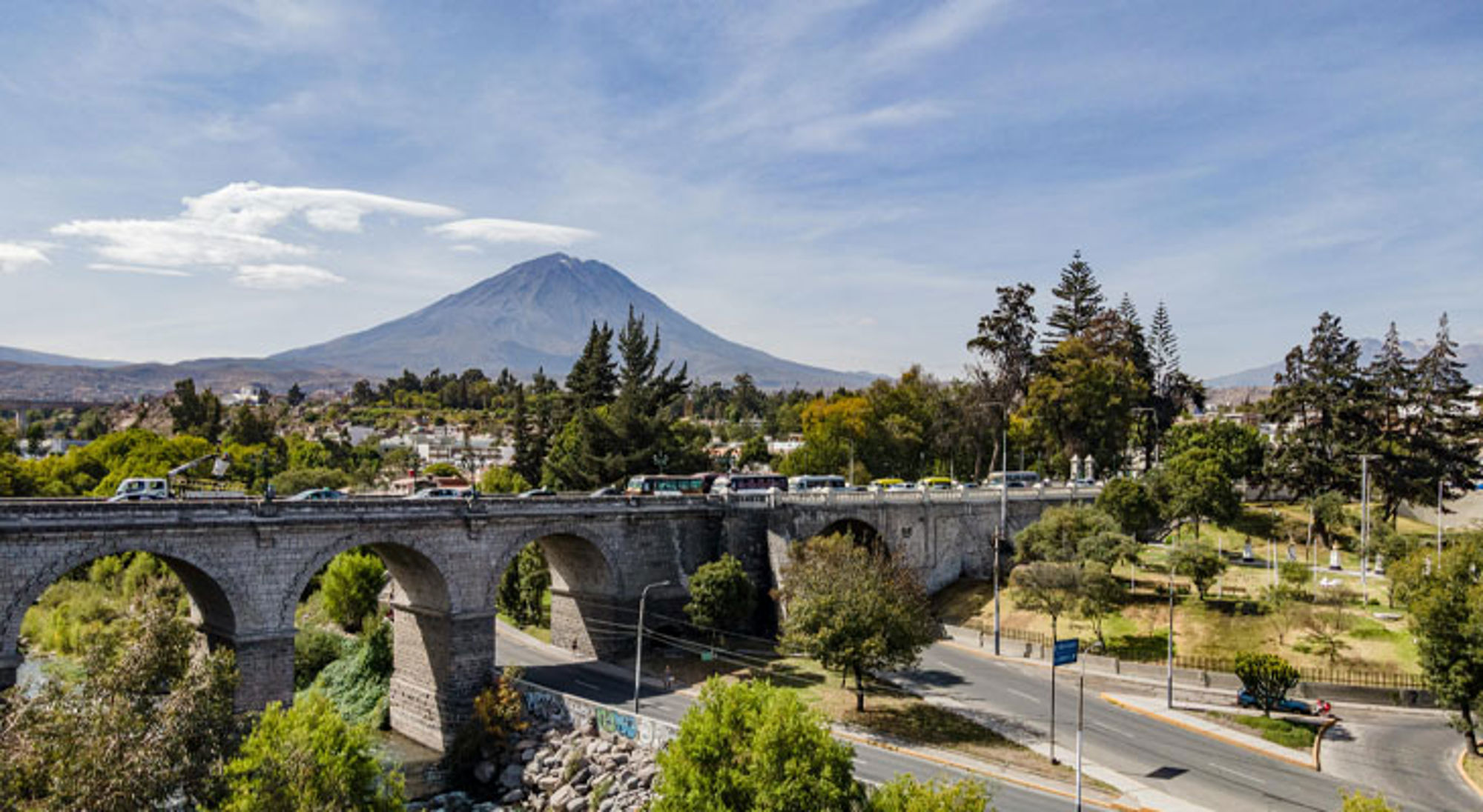 Stenen boogbrug in Arequipa met uitzicht op de vulkaan El Misti, Peru.
