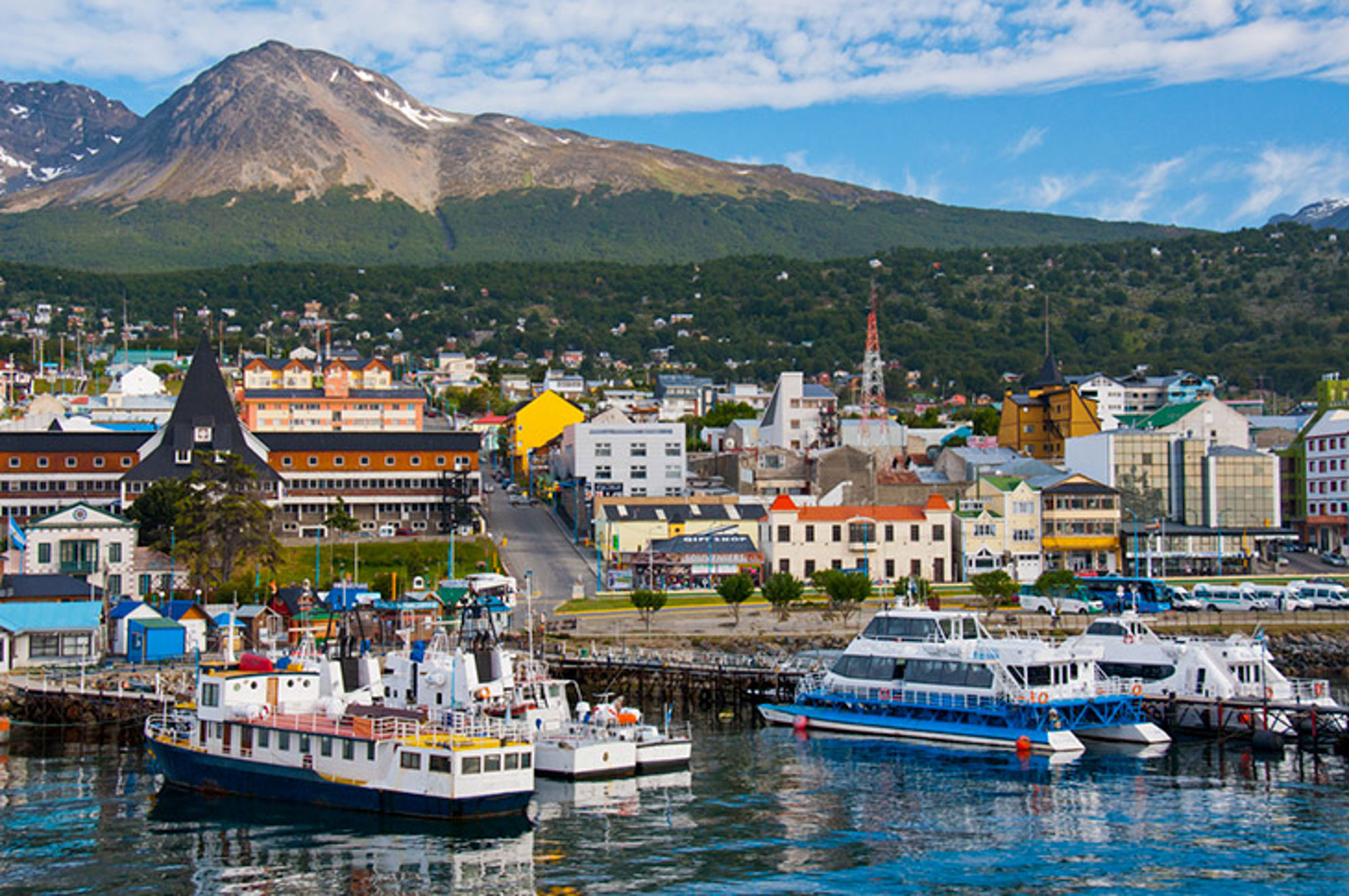 Uitzicht over Ushuaia in Argentinië Haven met boten en kleurrijke gebouwen in Ushuaia, met bergen op de achtergrond.