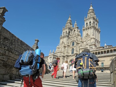 Rugzaktoeristen beklimmen de trap naar de kathedraal van Santiago de Compostela tijdens familiereis Spanje & Portugal.