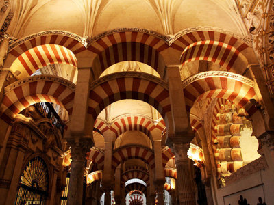 Rood-wit gestreepte bogen en zuilen in de Mezquita van Córdoba, Andalusië.