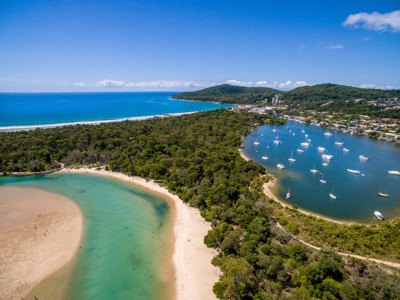 strand en baai met zeilboten aan de oostkust van Australië tijdens Route Australië.