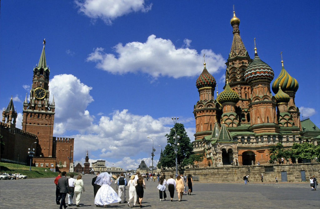 Sint-Basiliuskathedraal en Spasskaja-toren bij het Rode Plein in Moskou, hoogtepunten van een groepsrondreis Rusland.