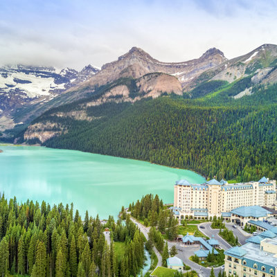 Turquoise Lake Louise met Fairmont Chateau Lake Louise, omringd door bergen en naaldbos in Canada West.