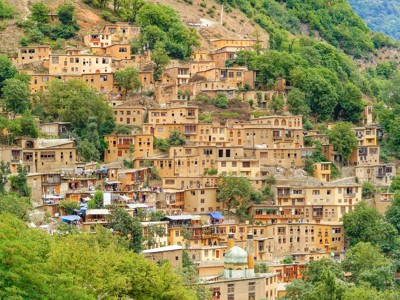 Bergdorp Masuleh met terrasvormige huizen tussen groene heuvels in Iran.