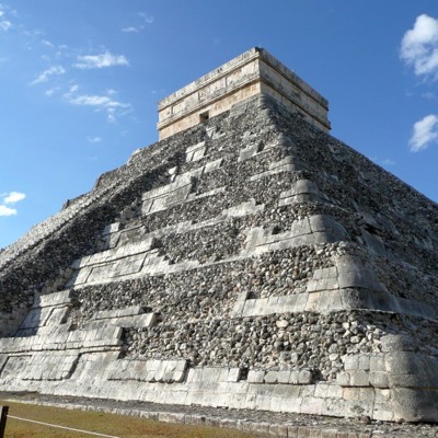 Piramide van Chichén Itzá in Mexico onder een blauwe lucht.